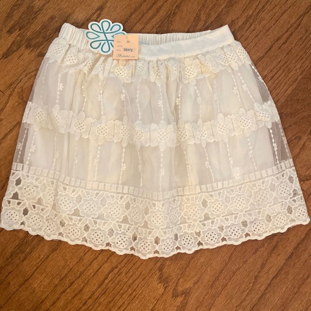 NWT Banana skirt, cream colored, with beautiful lace type crochet on top M